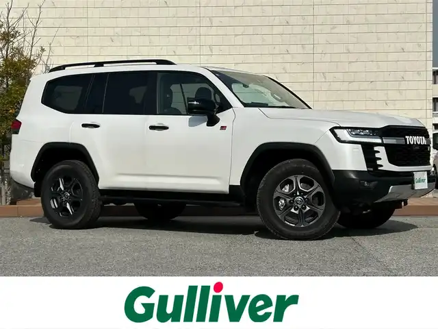 トヨタ ランドクルーザー GRスポーツ 滋賀県 2023(令5)年 0.2万km プレシャスホワイトパール ワンオーナー/寒冷地仕様/・ＰＴＣ（補助）ヒーター/・リアフォグランプ/リヤシートエンターテイメントシステム/クールBOX/サンルーフ/ルーフレール/ＪＢＬプレミアムサウンドシステム/Ｔ－Ｃｏｎｎｅｃｔ12.3インチナビゲーションシステム/(AM/FM/CD/DVD/TVフルセグ/Bluetooth/サウンドライブラリ/Miracast/USB/SD)/Toyota Safety Sense/・プリクラッシュセーフティ/・レーントレーシングアシスト/・レーダークルーズコントロール/・ロードサインアシスト/パノラミックビューモニター：マルチテレインモニター/ブラインドスポットモニター/横滑り防止装置/ETC2.0/シートヒーターD/N2列目/シートベンチレーションD/N2列目/ステアリングヒーター/ステアリングスイッチ/ハンズフリーフォン/電動リアゲート/コーナーセンサー/オートエアコン（後席）/オートハイビーム/オートライト/LEDヘッドライト/フロントフォグ/電動格納ミラー/パワーシートD/N/シートメモリー/革巻きステアリング/純正フロアマット/電動サードシート/電子パーキング/ブレーキホールド/AC100V