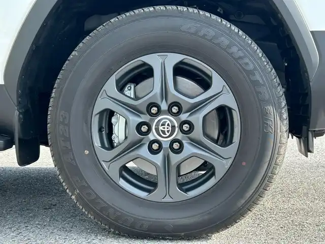 トヨタ ランドクルーザー GRスポーツ 滋賀県 2023(令5)年 0.2万km プレシャスホワイトパール ワンオーナー/寒冷地仕様/・ＰＴＣ（補助）ヒーター/・リアフォグランプ/リヤシートエンターテイメントシステム/クールBOX/サンルーフ/ルーフレール/ＪＢＬプレミアムサウンドシステム/Ｔ－Ｃｏｎｎｅｃｔ12.3インチナビゲーションシステム/(AM/FM/CD/DVD/TVフルセグ/Bluetooth/サウンドライブラリ/Miracast/USB/SD)/Toyota Safety Sense/・プリクラッシュセーフティ/・レーントレーシングアシスト/・レーダークルーズコントロール/・ロードサインアシスト/パノラミックビューモニター：マルチテレインモニター/ブラインドスポットモニター/横滑り防止装置/ETC2.0/シートヒーターD/N2列目/シートベンチレーションD/N2列目/ステアリングヒーター/ステアリングスイッチ/ハンズフリーフォン/電動リアゲート/コーナーセンサー/オートエアコン（後席）/オートハイビーム/オートライト/LEDヘッドライト/フロントフォグ/電動格納ミラー/パワーシートD/N/シートメモリー/革巻きステアリング/純正フロアマット/電動サードシート/電子パーキング/ブレーキホールド/AC100V