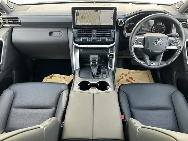 トヨタ ランドクルーザー GRスポーツ 滋賀県 2023(令5)年 0.2万km プレシャスホワイトパール ワンオーナー/寒冷地仕様/・ＰＴＣ（補助）ヒーター/・リアフォグランプ/リヤシートエンターテイメントシステム/クールBOX/サンルーフ/ルーフレール/ＪＢＬプレミアムサウンドシステム/Ｔ－Ｃｏｎｎｅｃｔ12.3インチナビゲーションシステム/(AM/FM/CD/DVD/TVフルセグ/Bluetooth/サウンドライブラリ/Miracast/USB/SD)/Toyota Safety Sense/・プリクラッシュセーフティ/・レーントレーシングアシスト/・レーダークルーズコントロール/・ロードサインアシスト/パノラミックビューモニター：マルチテレインモニター/ブラインドスポットモニター/横滑り防止装置/ETC2.0/シートヒーターD/N2列目/シートベンチレーションD/N2列目/ステアリングヒーター/ステアリングスイッチ/ハンズフリーフォン/電動リアゲート/コーナーセンサー/オートエアコン（後席）/オートハイビーム/オートライト/LEDヘッドライト/フロントフォグ/電動格納ミラー/パワーシートD/N/シートメモリー/革巻きステアリング/純正フロアマット/電動サードシート/電子パーキング/ブレーキホールド/AC100V