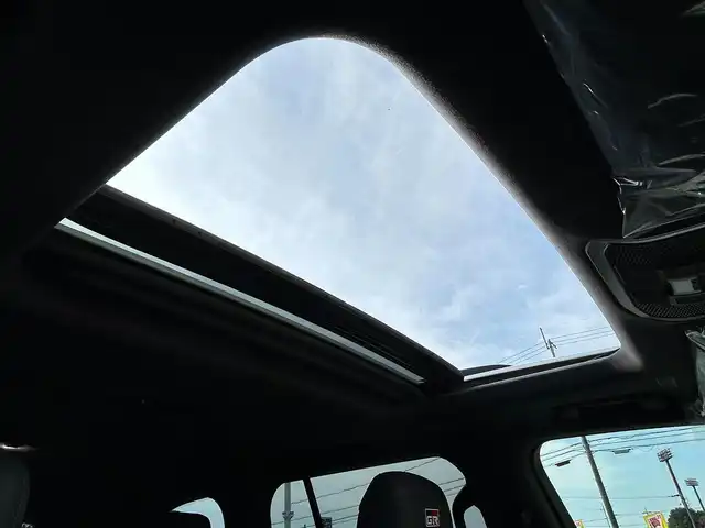 トヨタ ランドクルーザー GRスポーツ 滋賀県 2023(令5)年 0.2万km プレシャスホワイトパール ワンオーナー/寒冷地仕様/・ＰＴＣ（補助）ヒーター/・リアフォグランプ/リヤシートエンターテイメントシステム/クールBOX/サンルーフ/ルーフレール/ＪＢＬプレミアムサウンドシステム/Ｔ－Ｃｏｎｎｅｃｔ12.3インチナビゲーションシステム/(AM/FM/CD/DVD/TVフルセグ/Bluetooth/サウンドライブラリ/Miracast/USB/SD)/Toyota Safety Sense/・プリクラッシュセーフティ/・レーントレーシングアシスト/・レーダークルーズコントロール/・ロードサインアシスト/パノラミックビューモニター：マルチテレインモニター/ブラインドスポットモニター/横滑り防止装置/ETC2.0/シートヒーターD/N2列目/シートベンチレーションD/N2列目/ステアリングヒーター/ステアリングスイッチ/ハンズフリーフォン/電動リアゲート/コーナーセンサー/オートエアコン（後席）/オートハイビーム/オートライト/LEDヘッドライト/フロントフォグ/電動格納ミラー/パワーシートD/N/シートメモリー/革巻きステアリング/純正フロアマット/電動サードシート/電子パーキング/ブレーキホールド/AC100V