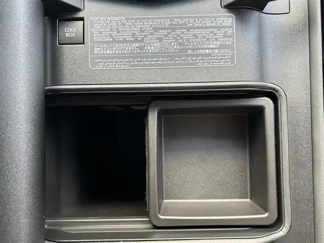 トヨタ ランドクルーザー GRスポーツ 滋賀県 2023(令5)年 0.2万km プレシャスホワイトパール ワンオーナー/寒冷地仕様/・ＰＴＣ（補助）ヒーター/・リアフォグランプ/リヤシートエンターテイメントシステム/クールBOX/サンルーフ/ルーフレール/ＪＢＬプレミアムサウンドシステム/Ｔ－Ｃｏｎｎｅｃｔ12.3インチナビゲーションシステム/(AM/FM/CD/DVD/TVフルセグ/Bluetooth/サウンドライブラリ/Miracast/USB/SD)/Toyota Safety Sense/・プリクラッシュセーフティ/・レーントレーシングアシスト/・レーダークルーズコントロール/・ロードサインアシスト/パノラミックビューモニター：マルチテレインモニター/ブラインドスポットモニター/横滑り防止装置/ETC2.0/シートヒーターD/N2列目/シートベンチレーションD/N2列目/ステアリングヒーター/ステアリングスイッチ/ハンズフリーフォン/電動リアゲート/コーナーセンサー/オートエアコン（後席）/オートハイビーム/オートライト/LEDヘッドライト/フロントフォグ/電動格納ミラー/パワーシートD/N/シートメモリー/革巻きステアリング/純正フロアマット/電動サードシート/電子パーキング/ブレーキホールド/AC100V