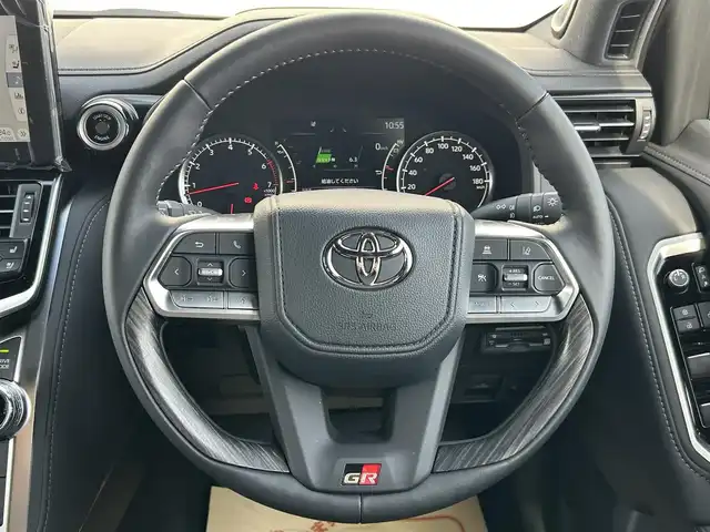 トヨタ ランドクルーザー GRスポーツ 滋賀県 2023(令5)年 0.2万km プレシャスホワイトパール ワンオーナー/寒冷地仕様/・ＰＴＣ（補助）ヒーター/・リアフォグランプ/リヤシートエンターテイメントシステム/クールBOX/サンルーフ/ルーフレール/ＪＢＬプレミアムサウンドシステム/Ｔ－Ｃｏｎｎｅｃｔ12.3インチナビゲーションシステム/(AM/FM/CD/DVD/TVフルセグ/Bluetooth/サウンドライブラリ/Miracast/USB/SD)/Toyota Safety Sense/・プリクラッシュセーフティ/・レーントレーシングアシスト/・レーダークルーズコントロール/・ロードサインアシスト/パノラミックビューモニター：マルチテレインモニター/ブラインドスポットモニター/横滑り防止装置/ETC2.0/シートヒーターD/N2列目/シートベンチレーションD/N2列目/ステアリングヒーター/ステアリングスイッチ/ハンズフリーフォン/電動リアゲート/コーナーセンサー/オートエアコン（後席）/オートハイビーム/オートライト/LEDヘッドライト/フロントフォグ/電動格納ミラー/パワーシートD/N/シートメモリー/革巻きステアリング/純正フロアマット/電動サードシート/電子パーキング/ブレーキホールド/AC100V
