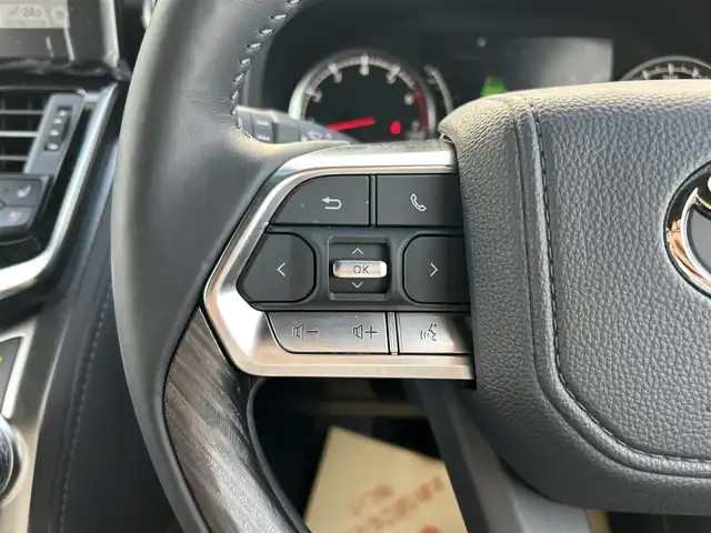 トヨタ ランドクルーザー GRスポーツ 滋賀県 2023(令5)年 0.2万km プレシャスホワイトパール ワンオーナー/寒冷地仕様/・ＰＴＣ（補助）ヒーター/・リアフォグランプ/リヤシートエンターテイメントシステム/クールBOX/サンルーフ/ルーフレール/ＪＢＬプレミアムサウンドシステム/Ｔ－Ｃｏｎｎｅｃｔ12.3インチナビゲーションシステム/(AM/FM/CD/DVD/TVフルセグ/Bluetooth/サウンドライブラリ/Miracast/USB/SD)/Toyota Safety Sense/・プリクラッシュセーフティ/・レーントレーシングアシスト/・レーダークルーズコントロール/・ロードサインアシスト/パノラミックビューモニター：マルチテレインモニター/ブラインドスポットモニター/横滑り防止装置/ETC2.0/シートヒーターD/N2列目/シートベンチレーションD/N2列目/ステアリングヒーター/ステアリングスイッチ/ハンズフリーフォン/電動リアゲート/コーナーセンサー/オートエアコン（後席）/オートハイビーム/オートライト/LEDヘッドライト/フロントフォグ/電動格納ミラー/パワーシートD/N/シートメモリー/革巻きステアリング/純正フロアマット/電動サードシート/電子パーキング/ブレーキホールド/AC100V