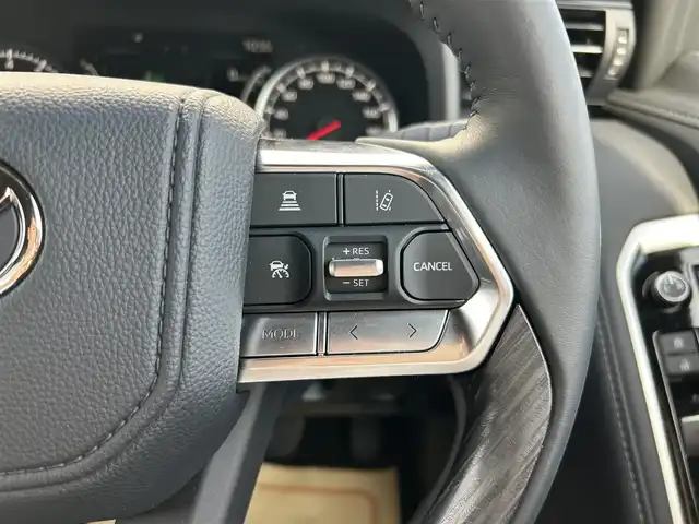 トヨタ ランドクルーザー GRスポーツ 滋賀県 2023(令5)年 0.2万km プレシャスホワイトパール ワンオーナー/寒冷地仕様/・ＰＴＣ（補助）ヒーター/・リアフォグランプ/リヤシートエンターテイメントシステム/クールBOX/サンルーフ/ルーフレール/ＪＢＬプレミアムサウンドシステム/Ｔ－Ｃｏｎｎｅｃｔ12.3インチナビゲーションシステム/(AM/FM/CD/DVD/TVフルセグ/Bluetooth/サウンドライブラリ/Miracast/USB/SD)/Toyota Safety Sense/・プリクラッシュセーフティ/・レーントレーシングアシスト/・レーダークルーズコントロール/・ロードサインアシスト/パノラミックビューモニター：マルチテレインモニター/ブラインドスポットモニター/横滑り防止装置/ETC2.0/シートヒーターD/N2列目/シートベンチレーションD/N2列目/ステアリングヒーター/ステアリングスイッチ/ハンズフリーフォン/電動リアゲート/コーナーセンサー/オートエアコン（後席）/オートハイビーム/オートライト/LEDヘッドライト/フロントフォグ/電動格納ミラー/パワーシートD/N/シートメモリー/革巻きステアリング/純正フロアマット/電動サードシート/電子パーキング/ブレーキホールド/AC100V