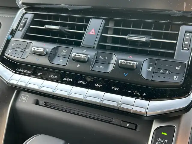 トヨタ ランドクルーザー GRスポーツ 滋賀県 2023(令5)年 0.2万km プレシャスホワイトパール ワンオーナー/寒冷地仕様/・ＰＴＣ（補助）ヒーター/・リアフォグランプ/リヤシートエンターテイメントシステム/クールBOX/サンルーフ/ルーフレール/ＪＢＬプレミアムサウンドシステム/Ｔ－Ｃｏｎｎｅｃｔ12.3インチナビゲーションシステム/(AM/FM/CD/DVD/TVフルセグ/Bluetooth/サウンドライブラリ/Miracast/USB/SD)/Toyota Safety Sense/・プリクラッシュセーフティ/・レーントレーシングアシスト/・レーダークルーズコントロール/・ロードサインアシスト/パノラミックビューモニター：マルチテレインモニター/ブラインドスポットモニター/横滑り防止装置/ETC2.0/シートヒーターD/N2列目/シートベンチレーションD/N2列目/ステアリングヒーター/ステアリングスイッチ/ハンズフリーフォン/電動リアゲート/コーナーセンサー/オートエアコン（後席）/オートハイビーム/オートライト/LEDヘッドライト/フロントフォグ/電動格納ミラー/パワーシートD/N/シートメモリー/革巻きステアリング/純正フロアマット/電動サードシート/電子パーキング/ブレーキホールド/AC100V