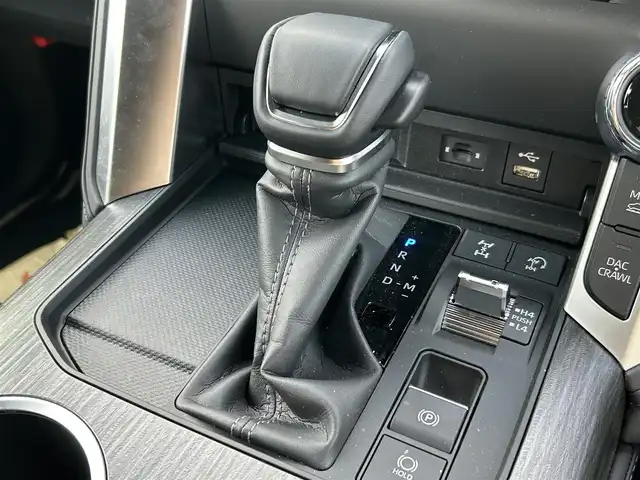 トヨタ ランドクルーザー GRスポーツ 滋賀県 2023(令5)年 0.2万km プレシャスホワイトパール ワンオーナー/寒冷地仕様/・ＰＴＣ（補助）ヒーター/・リアフォグランプ/リヤシートエンターテイメントシステム/クールBOX/サンルーフ/ルーフレール/ＪＢＬプレミアムサウンドシステム/Ｔ－Ｃｏｎｎｅｃｔ12.3インチナビゲーションシステム/(AM/FM/CD/DVD/TVフルセグ/Bluetooth/サウンドライブラリ/Miracast/USB/SD)/Toyota Safety Sense/・プリクラッシュセーフティ/・レーントレーシングアシスト/・レーダークルーズコントロール/・ロードサインアシスト/パノラミックビューモニター：マルチテレインモニター/ブラインドスポットモニター/横滑り防止装置/ETC2.0/シートヒーターD/N2列目/シートベンチレーションD/N2列目/ステアリングヒーター/ステアリングスイッチ/ハンズフリーフォン/電動リアゲート/コーナーセンサー/オートエアコン（後席）/オートハイビーム/オートライト/LEDヘッドライト/フロントフォグ/電動格納ミラー/パワーシートD/N/シートメモリー/革巻きステアリング/純正フロアマット/電動サードシート/電子パーキング/ブレーキホールド/AC100V