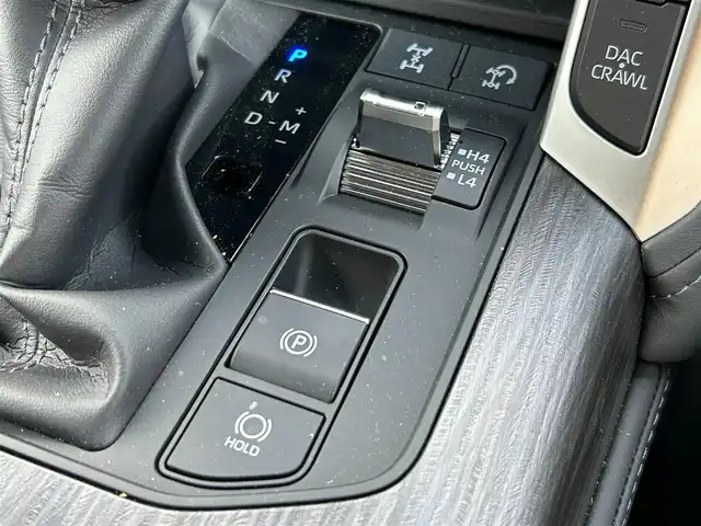 トヨタ ランドクルーザー GRスポーツ 滋賀県 2023(令5)年 0.2万km プレシャスホワイトパール ワンオーナー/寒冷地仕様/・ＰＴＣ（補助）ヒーター/・リアフォグランプ/リヤシートエンターテイメントシステム/クールBOX/サンルーフ/ルーフレール/ＪＢＬプレミアムサウンドシステム/Ｔ－Ｃｏｎｎｅｃｔ12.3インチナビゲーションシステム/(AM/FM/CD/DVD/TVフルセグ/Bluetooth/サウンドライブラリ/Miracast/USB/SD)/Toyota Safety Sense/・プリクラッシュセーフティ/・レーントレーシングアシスト/・レーダークルーズコントロール/・ロードサインアシスト/パノラミックビューモニター：マルチテレインモニター/ブラインドスポットモニター/横滑り防止装置/ETC2.0/シートヒーターD/N2列目/シートベンチレーションD/N2列目/ステアリングヒーター/ステアリングスイッチ/ハンズフリーフォン/電動リアゲート/コーナーセンサー/オートエアコン（後席）/オートハイビーム/オートライト/LEDヘッドライト/フロントフォグ/電動格納ミラー/パワーシートD/N/シートメモリー/革巻きステアリング/純正フロアマット/電動サードシート/電子パーキング/ブレーキホールド/AC100V