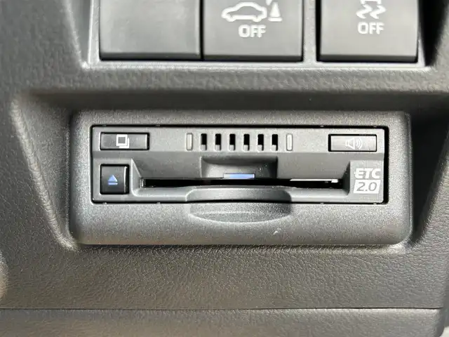 トヨタ ランドクルーザー GRスポーツ 滋賀県 2023(令5)年 0.2万km プレシャスホワイトパール ワンオーナー/寒冷地仕様/・ＰＴＣ（補助）ヒーター/・リアフォグランプ/リヤシートエンターテイメントシステム/クールBOX/サンルーフ/ルーフレール/ＪＢＬプレミアムサウンドシステム/Ｔ－Ｃｏｎｎｅｃｔ12.3インチナビゲーションシステム/(AM/FM/CD/DVD/TVフルセグ/Bluetooth/サウンドライブラリ/Miracast/USB/SD)/Toyota Safety Sense/・プリクラッシュセーフティ/・レーントレーシングアシスト/・レーダークルーズコントロール/・ロードサインアシスト/パノラミックビューモニター：マルチテレインモニター/ブラインドスポットモニター/横滑り防止装置/ETC2.0/シートヒーターD/N2列目/シートベンチレーションD/N2列目/ステアリングヒーター/ステアリングスイッチ/ハンズフリーフォン/電動リアゲート/コーナーセンサー/オートエアコン（後席）/オートハイビーム/オートライト/LEDヘッドライト/フロントフォグ/電動格納ミラー/パワーシートD/N/シートメモリー/革巻きステアリング/純正フロアマット/電動サードシート/電子パーキング/ブレーキホールド/AC100V