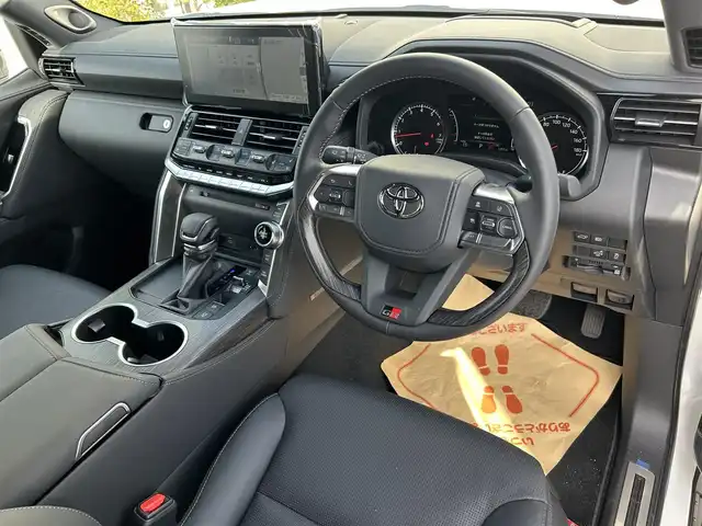 トヨタ ランドクルーザー GRスポーツ 滋賀県 2023(令5)年 0.2万km プレシャスホワイトパール ワンオーナー/寒冷地仕様/・ＰＴＣ（補助）ヒーター/・リアフォグランプ/リヤシートエンターテイメントシステム/クールBOX/サンルーフ/ルーフレール/ＪＢＬプレミアムサウンドシステム/Ｔ－Ｃｏｎｎｅｃｔ12.3インチナビゲーションシステム/(AM/FM/CD/DVD/TVフルセグ/Bluetooth/サウンドライブラリ/Miracast/USB/SD)/Toyota Safety Sense/・プリクラッシュセーフティ/・レーントレーシングアシスト/・レーダークルーズコントロール/・ロードサインアシスト/パノラミックビューモニター：マルチテレインモニター/ブラインドスポットモニター/横滑り防止装置/ETC2.0/シートヒーターD/N2列目/シートベンチレーションD/N2列目/ステアリングヒーター/ステアリングスイッチ/ハンズフリーフォン/電動リアゲート/コーナーセンサー/オートエアコン（後席）/オートハイビーム/オートライト/LEDヘッドライト/フロントフォグ/電動格納ミラー/パワーシートD/N/シートメモリー/革巻きステアリング/純正フロアマット/電動サードシート/電子パーキング/ブレーキホールド/AC100V