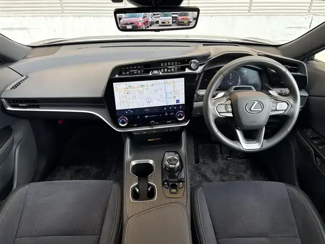 レクサス ＲＺ 300e バージョンL 大阪府 2024(令6)年 1.3万km グラファイトブラックガラスフレーク OP:パノラマルーフ(ルーフシェード付き)/OP:マークレビンソンプレミアムサウンド/OP:アドバンスドパーク＋パーキングサポートブレーキ/OP:デジタルインナーミラー/OP:おくだけ充電/純正14インチディスプレイオーディオ＋/・AM/FM/BT/フルセグ/・Apple car play/Android auto/パノラミックビューモニター/ナビ連動前後ドラレコ/ヘッドアップディスプレイ/電動リアゲート/D/Nパワーシート/Dメモリシート/D/N/二列目シートヒーター/D/Nエアシート/ステアリングヒーター/レクサスセーフティーシステム＋/・プリクラッシュセーフティー/・レーンディパーチャーアラート/・レーントレーシングアシスト/・レーンチェンジアシスト/・レーダークルーズコントロール/・アダプティブハイビームシステム/・ロードサインアシスト/・発進遅れ告知/・ドライバー異常時対応/・ドライバーモニター連携/・フロントクロストラフィックアラート/・プロアクティブドライビングアシスト/・ブラインドスポットモニター/LEDヘッドライト/ETC2.0/保証書/記録簿R6/R7/スペアキー/カードキー/充電ケーブル積み込み