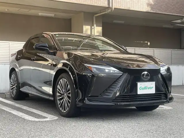 レクサス ＲＺ 300e バージョンL 大阪府 2024(令6)年 1.3万km グラファイトブラックガラスフレーク OP:パノラマルーフ(ルーフシェード付き)/OP:マークレビンソンプレミアムサウンド/OP:アドバンスドパーク＋パーキングサポートブレーキ/OP:デジタルインナーミラー/OP:おくだけ充電/純正14インチディスプレイオーディオ＋/・AM/FM/BT/フルセグ/・Apple car play/Android auto/パノラミックビューモニター/ナビ連動前後ドラレコ/ヘッドアップディスプレイ/電動リアゲート/D/Nパワーシート/Dメモリシート/D/N/二列目シートヒーター/D/Nエアシート/ステアリングヒーター/レクサスセーフティーシステム＋/・プリクラッシュセーフティー/・レーンディパーチャーアラート/・レーントレーシングアシスト/・レーンチェンジアシスト/・レーダークルーズコントロール/・アダプティブハイビームシステム/・ロードサインアシスト/・発進遅れ告知/・ドライバー異常時対応/・ドライバーモニター連携/・フロントクロストラフィックアラート/・プロアクティブドライビングアシスト/・ブラインドスポットモニター/LEDヘッドライト/ETC2.0/保証書/記録簿R6/R7/スペアキー/カードキー/充電ケーブル積み込み