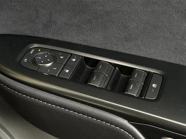 レクサス ＲＺ 300e バージョンL 大阪府 2024(令6)年 1.3万km グラファイトブラックガラスフレーク OP:パノラマルーフ(ルーフシェード付き)/OP:マークレビンソンプレミアムサウンド/OP:アドバンスドパーク＋パーキングサポートブレーキ/OP:デジタルインナーミラー/OP:おくだけ充電/純正14インチディスプレイオーディオ＋/・AM/FM/BT/フルセグ/・Apple car play/Android auto/パノラミックビューモニター/ナビ連動前後ドラレコ/ヘッドアップディスプレイ/電動リアゲート/D/Nパワーシート/Dメモリシート/D/N/二列目シートヒーター/D/Nエアシート/ステアリングヒーター/レクサスセーフティーシステム＋/・プリクラッシュセーフティー/・レーンディパーチャーアラート/・レーントレーシングアシスト/・レーンチェンジアシスト/・レーダークルーズコントロール/・アダプティブハイビームシステム/・ロードサインアシスト/・発進遅れ告知/・ドライバー異常時対応/・ドライバーモニター連携/・フロントクロストラフィックアラート/・プロアクティブドライビングアシスト/・ブラインドスポットモニター/LEDヘッドライト/ETC2.0/保証書/記録簿R6/R7/スペアキー/カードキー/充電ケーブル積み込み