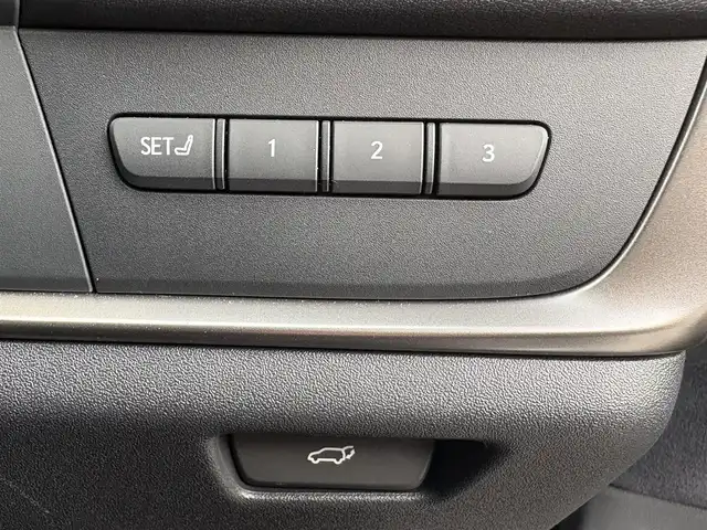 レクサス ＲＺ 300e バージョンL 大阪府 2024(令6)年 1.3万km グラファイトブラックガラスフレーク OP:パノラマルーフ(ルーフシェード付き)/OP:マークレビンソンプレミアムサウンド/OP:アドバンスドパーク＋パーキングサポートブレーキ/OP:デジタルインナーミラー/OP:おくだけ充電/純正14インチディスプレイオーディオ＋/・AM/FM/BT/フルセグ/・Apple car play/Android auto/パノラミックビューモニター/ナビ連動前後ドラレコ/ヘッドアップディスプレイ/電動リアゲート/D/Nパワーシート/Dメモリシート/D/N/二列目シートヒーター/D/Nエアシート/ステアリングヒーター/レクサスセーフティーシステム＋/・プリクラッシュセーフティー/・レーンディパーチャーアラート/・レーントレーシングアシスト/・レーンチェンジアシスト/・レーダークルーズコントロール/・アダプティブハイビームシステム/・ロードサインアシスト/・発進遅れ告知/・ドライバー異常時対応/・ドライバーモニター連携/・フロントクロストラフィックアラート/・プロアクティブドライビングアシスト/・ブラインドスポットモニター/LEDヘッドライト/ETC2.0/保証書/記録簿R6/R7/スペアキー/カードキー/充電ケーブル積み込み