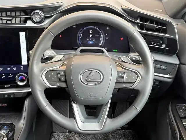 レクサス ＲＺ 300e バージョンL 大阪府 2024(令6)年 1.3万km グラファイトブラックガラスフレーク OP:パノラマルーフ(ルーフシェード付き)/OP:マークレビンソンプレミアムサウンド/OP:アドバンスドパーク＋パーキングサポートブレーキ/OP:デジタルインナーミラー/OP:おくだけ充電/純正14インチディスプレイオーディオ＋/・AM/FM/BT/フルセグ/・Apple car play/Android auto/パノラミックビューモニター/ナビ連動前後ドラレコ/ヘッドアップディスプレイ/電動リアゲート/D/Nパワーシート/Dメモリシート/D/N/二列目シートヒーター/D/Nエアシート/ステアリングヒーター/レクサスセーフティーシステム＋/・プリクラッシュセーフティー/・レーンディパーチャーアラート/・レーントレーシングアシスト/・レーンチェンジアシスト/・レーダークルーズコントロール/・アダプティブハイビームシステム/・ロードサインアシスト/・発進遅れ告知/・ドライバー異常時対応/・ドライバーモニター連携/・フロントクロストラフィックアラート/・プロアクティブドライビングアシスト/・ブラインドスポットモニター/LEDヘッドライト/ETC2.0/保証書/記録簿R6/R7/スペアキー/カードキー/充電ケーブル積み込み