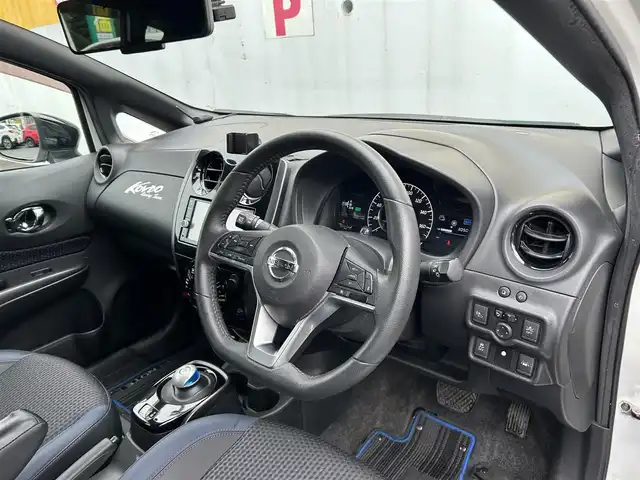 日産 ノート e－パワー メダリスト Bアロー 神奈川県 2018(平30)年 8.3万km ブリリアントホワイトパール/スーパーブラック 2トーン ワンオーナー/ディーラーop メモリーナビ/・フルセグTV/CD/DVD/AUX/BT/アラウンドビューモニター/ETC/ドライブレコーダー/プッシュスタート/インテリジェントクルーズコントロール/衝突被害軽減システム/レーンアシスト/イモビライザー/ハーフレザーシート/スポーツモード/エコモード/LEDヘッドライト/フォグランプ/社外15インチAW/純正フロアマット/保証書/取扱説明書/スペアキー×1