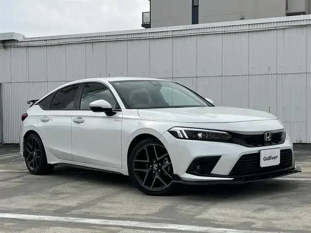 ホンダ シビック EX 広島県 2024(令6)年 0.3万km プラチナホワイトパール 走行距離2695km（入庫時）/純正18インチアルミホイール/プロジェクタータイプフルLEDヘッドランプ/LEDフロントフォグランプ/プライムスムース&ウルトラスエードコンビシート/前席パワーシート/前席シートヒーター/後席ベンチレーション/ホンダコネクトディスプレイ/・インターナビ/・フルセグテレビ/・AppleCarPlay/・AndroidAuto/・Bluetooth/・3ビュー切替式リアワイドカメラ/・ETC2.0/BOSEプレミアムサウンドシステム/ワイヤレス充電器/スマートキー×2/ホンダセンシング（安全運転支援システム）/・衝突軽減ブレーキ/・誤発進抑制機能/・後方誤発進抑制機能/・近距離衝突軽減ブレーキ/・歩行者事故低減ステアリング/・路外逸脱抑制機能/・渋滞追従機能付アダプティブクルーズコントロール/・車線維持支援システム/・トラフィックジャムアシスト/・先行車発進お知らせ機能/・標識認識機能/・オートハイビーム/・アダプティブドライビングビーム/・パーキングセンサーシステム/・ブラインドスポットインフォメーション/・後退出庫サポート/フロアマット/新車保証書有/取扱説明書有