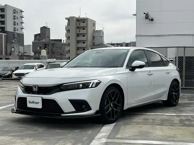 ホンダ シビック EX 広島県 2024(令6)年 0.3万km プラチナホワイトパール 走行距離2695km（入庫時）/純正18インチアルミホイール/プロジェクタータイプフルLEDヘッドランプ/LEDフロントフォグランプ/プライムスムース&ウルトラスエードコンビシート/前席パワーシート/前席シートヒーター/後席ベンチレーション/ホンダコネクトディスプレイ/・インターナビ/・フルセグテレビ/・AppleCarPlay/・AndroidAuto/・Bluetooth/・3ビュー切替式リアワイドカメラ/・ETC2.0/BOSEプレミアムサウンドシステム/ワイヤレス充電器/スマートキー×2/ホンダセンシング（安全運転支援システム）/・衝突軽減ブレーキ/・誤発進抑制機能/・後方誤発進抑制機能/・近距離衝突軽減ブレーキ/・歩行者事故低減ステアリング/・路外逸脱抑制機能/・渋滞追従機能付アダプティブクルーズコントロール/・車線維持支援システム/・トラフィックジャムアシスト/・先行車発進お知らせ機能/・標識認識機能/・オートハイビーム/・アダプティブドライビングビーム/・パーキングセンサーシステム/・ブラインドスポットインフォメーション/・後退出庫サポート/フロアマット/新車保証書有/取扱説明書有