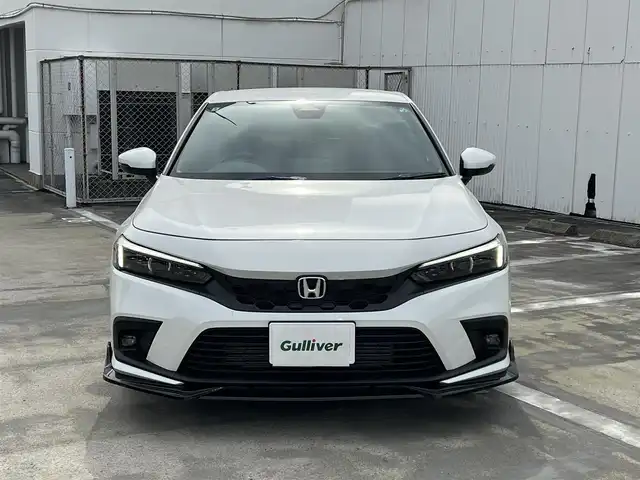 ホンダ シビック EX 広島県 2024(令6)年 0.3万km プラチナホワイトパール 走行距離2695km（入庫時）/純正18インチアルミホイール/プロジェクタータイプフルLEDヘッドランプ/LEDフロントフォグランプ/プライムスムース&ウルトラスエードコンビシート/前席パワーシート/前席シートヒーター/後席ベンチレーション/ホンダコネクトディスプレイ/・インターナビ/・フルセグテレビ/・AppleCarPlay/・AndroidAuto/・Bluetooth/・3ビュー切替式リアワイドカメラ/・ETC2.0/BOSEプレミアムサウンドシステム/ワイヤレス充電器/スマートキー×2/ホンダセンシング（安全運転支援システム）/・衝突軽減ブレーキ/・誤発進抑制機能/・後方誤発進抑制機能/・近距離衝突軽減ブレーキ/・歩行者事故低減ステアリング/・路外逸脱抑制機能/・渋滞追従機能付アダプティブクルーズコントロール/・車線維持支援システム/・トラフィックジャムアシスト/・先行車発進お知らせ機能/・標識認識機能/・オートハイビーム/・アダプティブドライビングビーム/・パーキングセンサーシステム/・ブラインドスポットインフォメーション/・後退出庫サポート/フロアマット/新車保証書有/取扱説明書有