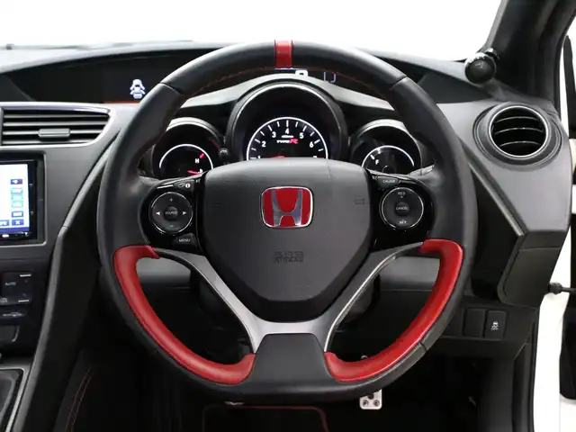 ホンダ シビック タイプR 三重県 2016(平28)年 0.6万km チャンピオンシップホワイト 750台限定車/6MT/アイドリングストップ/+Rスイッチ/KENWOODメモリナビ・地デジTV(MDV-Z702)/・DVD/CD/・Bluetooth/KENWOODツイーター/KENWOODドライブレコーダー(KNA-DR500)/バックカメラ/クルーズコントロール/ステアリングリモコン/ETC/純正19インチベルリナブラックアルミホイール/brembo製ベンチレーテッドディスクブレーキ(フロント)/brembo製アルミ対向4ポッドキャリパー/ステンレス製メッシュフロントグリル/ベルリナブラックフロントスポイラー/オーバーフェンダー/ベルリナブラックサイドシルスポイラー/ベルリナブラックリアスポイラー/ディフューザー付リアバンパー/LEDリアコンビネーションランプ/LEDヘッドランプ/・オートライト/フォグランプ/プッシュエンジンスタート/スマートキー×2/新車時保証書/取扱説明書