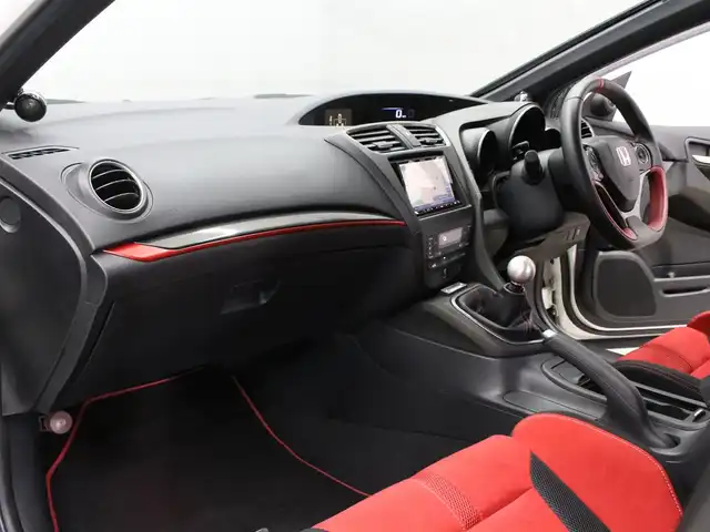 ホンダ シビック タイプR 三重県 2016(平28)年 0.6万km チャンピオンシップホワイト 750台限定車/6MT/アイドリングストップ/+Rスイッチ/KENWOODメモリナビ・地デジTV(MDV-Z702)/・DVD/CD/・Bluetooth/KENWOODツイーター/KENWOODドライブレコーダー(KNA-DR500)/バックカメラ/クルーズコントロール/ステアリングリモコン/ETC/純正19インチベルリナブラックアルミホイール/brembo製ベンチレーテッドディスクブレーキ(フロント)/brembo製アルミ対向4ポッドキャリパー/ステンレス製メッシュフロントグリル/ベルリナブラックフロントスポイラー/オーバーフェンダー/ベルリナブラックサイドシルスポイラー/ベルリナブラックリアスポイラー/ディフューザー付リアバンパー/LEDリアコンビネーションランプ/LEDヘッドランプ/・オートライト/フォグランプ/プッシュエンジンスタート/スマートキー×2/新車時保証書/取扱説明書