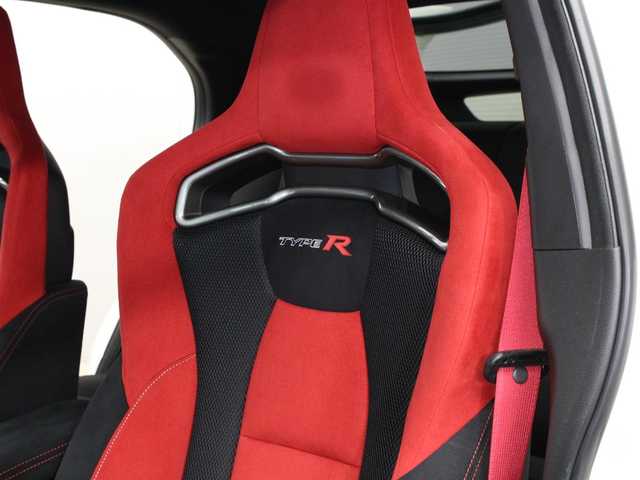 ホンダ シビック タイプR 三重県 2016(平28)年 0.6万km チャンピオンシップホワイト 750台限定車/6MT/アイドリングストップ/+Rスイッチ/KENWOODメモリナビ・地デジTV(MDV-Z702)/・DVD/CD/・Bluetooth/KENWOODツイーター/KENWOODドライブレコーダー(KNA-DR500)/バックカメラ/クルーズコントロール/ステアリングリモコン/ETC/純正19インチベルリナブラックアルミホイール/brembo製ベンチレーテッドディスクブレーキ(フロント)/brembo製アルミ対向4ポッドキャリパー/ステンレス製メッシュフロントグリル/ベルリナブラックフロントスポイラー/オーバーフェンダー/ベルリナブラックサイドシルスポイラー/ベルリナブラックリアスポイラー/ディフューザー付リアバンパー/LEDリアコンビネーションランプ/LEDヘッドランプ/・オートライト/フォグランプ/プッシュエンジンスタート/スマートキー×2/新車時保証書/取扱説明書