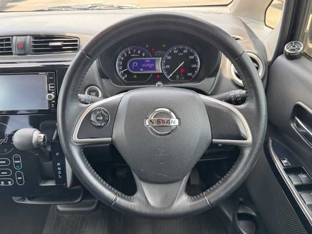 日産 デイズ ハイウェイスターG ターボ 静岡県 2016(平28)年 5.2万km ブラック ●純正ナビ/(フルセグ/CD/DVD/Bluetooth)/(MM316D-W)/●全方位カメラ/●衝突被害軽減システム/●オートライト/●オートマチックハイビーム/●革巻きステアリング/●ステアリングスイッチ/●ETC/●電動格納ウィンカーミラー/●ドアバイザー/●スマートキー/●プッシュスタート/●純正フロアマット/●社外14インチアルミホイール(MiLLOUS)/●純正アルミホイールサマータイヤ4本付き/●ダブルSRS＋ABS