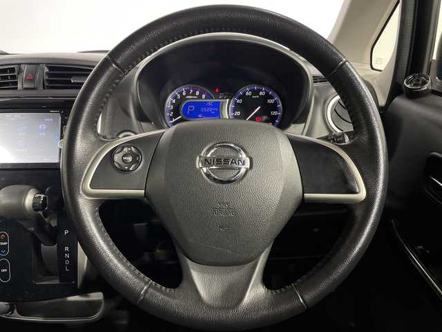 日産 デイズ ハイウェイスターG ターボ 神奈川県 2016(平28)年 5.2万km ブラック ●純正ナビ/(フルセグ/CD/DVD/Bluetooth)/(MM316D-W)/●全方位カメラ/●衝突被害軽減システム/●オートライト/●オートマチックハイビーム/●革巻きステアリング/●ステアリングスイッチ/●ETC/●電動格納ウィンカーミラー/●ドアバイザー/●スマートキー/●プッシュスタート/●純正フロアマット/●社外14インチアルミホイール(MiLLOUS)/●純正アルミホイールサマータイヤ4本付き/●ダブルSRS＋ABS