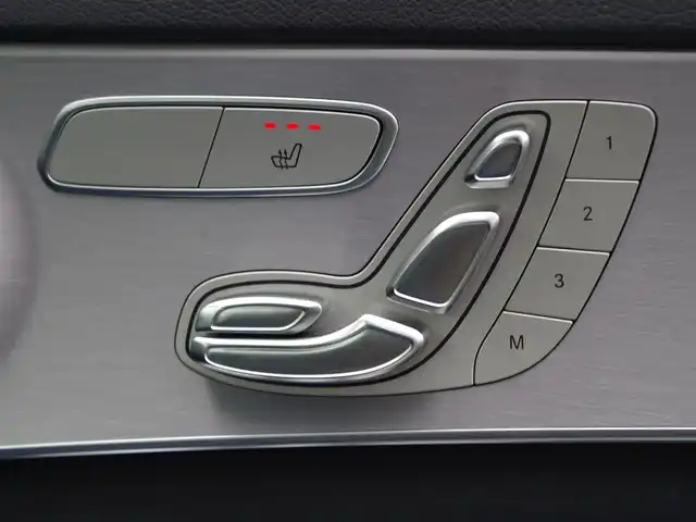 メルセデス・ベンツ Ｃ１８０ ローレウスエディション 埼玉県 2018(平30)年 2.9万km ポーラホワイト 特別仕様車 /ブラックレザーシート /アダプティブクルーズコントロール /レーダーセーフティパッケージ /ベーシックパッケージ /ブラインドスポットモニター /バックカメラ /純正ナビ /ETC /フルセグTV /シートヒーター