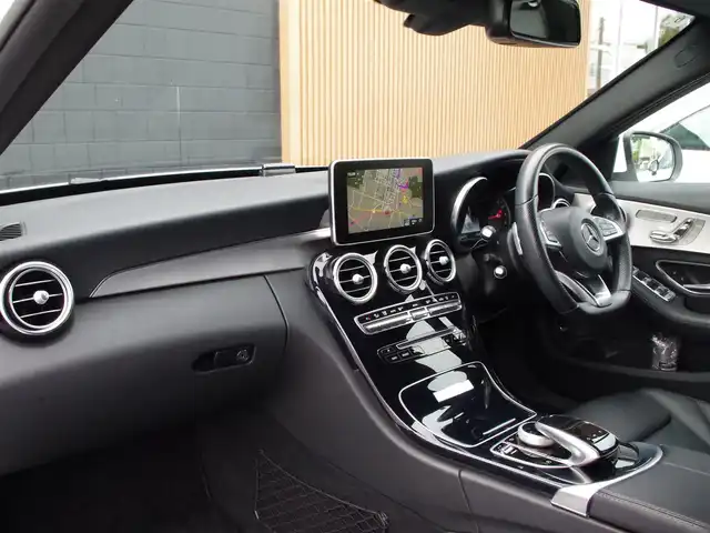 メルセデス・ベンツ Ｃ１８０ ローレウスエディション 埼玉県 2018(平30)年 2.9万km ポーラホワイト 特別仕様車 /ブラックレザーシート /アダプティブクルーズコントロール /レーダーセーフティパッケージ /ベーシックパッケージ /ブラインドスポットモニター /バックカメラ /純正ナビ /ETC /フルセグTV /シートヒーター