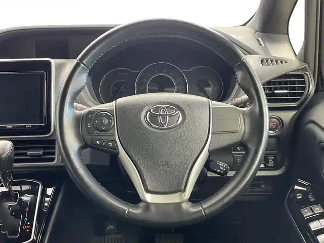 トヨタ ヴォクシー ZS 新潟県 2017(平29)年 2.2万km ブラック 純正メモリナビ【NSZT-Y66T】/　フルセグTV/Bluetooth/CD/DVD/トヨタセーフティセンスC/・プリクラッシュセーフティシステム/・レーンディパーチャーアラート/・オートマチックハイビーム/クルーズコントロール/両側パワースライドドア/ドライブレコーダー/バックモニター/ビルトインETC/アイドリングストップ/横滑り防止装置/LEDヘッドライト/レザーステアリング