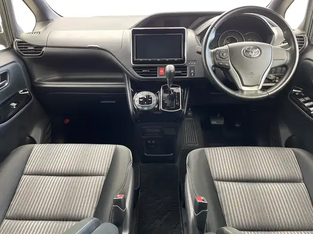 トヨタ ヴォクシー ZS 新潟県 2017(平29)年 2.2万km ブラック 純正メモリナビ【NSZT-Y66T】/　フルセグTV/Bluetooth/CD/DVD/トヨタセーフティセンスC/・プリクラッシュセーフティシステム/・レーンディパーチャーアラート/・オートマチックハイビーム/クルーズコントロール/両側パワースライドドア/ドライブレコーダー/バックモニター/ビルトインETC/アイドリングストップ/横滑り防止装置/LEDヘッドライト/レザーステアリング
