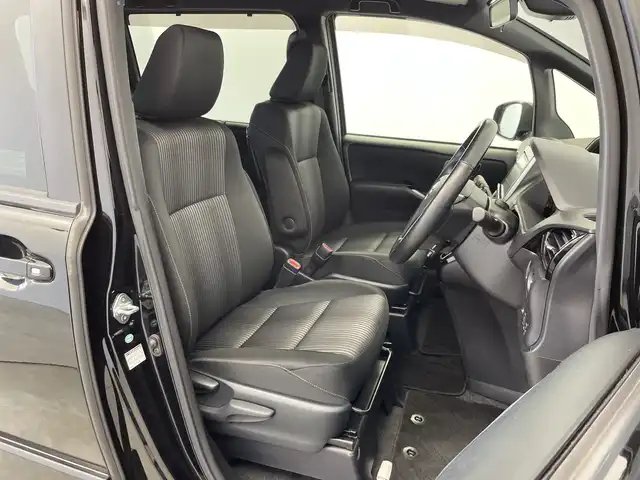 トヨタ ヴォクシー ZS 新潟県 2017(平29)年 2.2万km ブラック 純正メモリナビ【NSZT-Y66T】/　フルセグTV/Bluetooth/CD/DVD/トヨタセーフティセンスC/・プリクラッシュセーフティシステム/・レーンディパーチャーアラート/・オートマチックハイビーム/クルーズコントロール/両側パワースライドドア/ドライブレコーダー/バックモニター/ビルトインETC/アイドリングストップ/横滑り防止装置/LEDヘッドライト/レザーステアリング