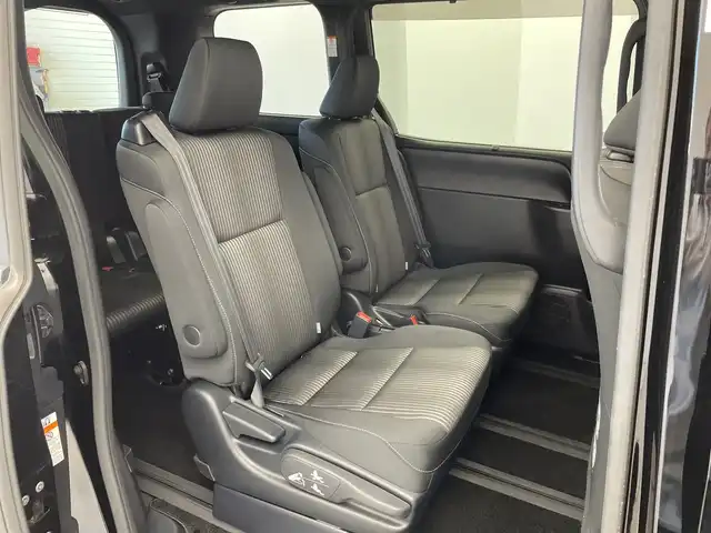 トヨタ ヴォクシー ZS 新潟県 2017(平29)年 2.2万km ブラック 純正メモリナビ【NSZT-Y66T】/　フルセグTV/Bluetooth/CD/DVD/トヨタセーフティセンスC/・プリクラッシュセーフティシステム/・レーンディパーチャーアラート/・オートマチックハイビーム/クルーズコントロール/両側パワースライドドア/ドライブレコーダー/バックモニター/ビルトインETC/アイドリングストップ/横滑り防止装置/LEDヘッドライト/レザーステアリング