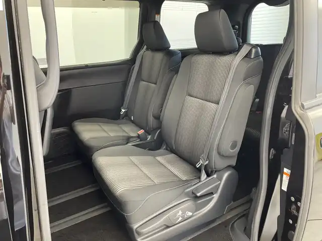 トヨタ ヴォクシー ZS 新潟県 2017(平29)年 2.2万km ブラック 純正メモリナビ【NSZT-Y66T】/　フルセグTV/Bluetooth/CD/DVD/トヨタセーフティセンスC/・プリクラッシュセーフティシステム/・レーンディパーチャーアラート/・オートマチックハイビーム/クルーズコントロール/両側パワースライドドア/ドライブレコーダー/バックモニター/ビルトインETC/アイドリングストップ/横滑り防止装置/LEDヘッドライト/レザーステアリング