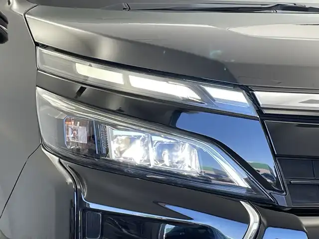 トヨタ ヴォクシー ZS 新潟県 2017(平29)年 2.2万km ブラック 純正メモリナビ【NSZT-Y66T】/　フルセグTV/Bluetooth/CD/DVD/トヨタセーフティセンスC/・プリクラッシュセーフティシステム/・レーンディパーチャーアラート/・オートマチックハイビーム/クルーズコントロール/両側パワースライドドア/ドライブレコーダー/バックモニター/ビルトインETC/アイドリングストップ/横滑り防止装置/LEDヘッドライト/レザーステアリング