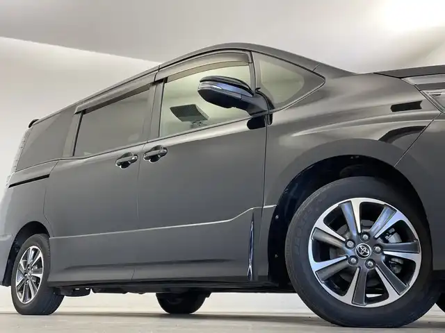 トヨタ ヴォクシー ZS 新潟県 2017(平29)年 2.2万km ブラック 純正メモリナビ【NSZT-Y66T】/　フルセグTV/Bluetooth/CD/DVD/トヨタセーフティセンスC/・プリクラッシュセーフティシステム/・レーンディパーチャーアラート/・オートマチックハイビーム/クルーズコントロール/両側パワースライドドア/ドライブレコーダー/バックモニター/ビルトインETC/アイドリングストップ/横滑り防止装置/LEDヘッドライト/レザーステアリング