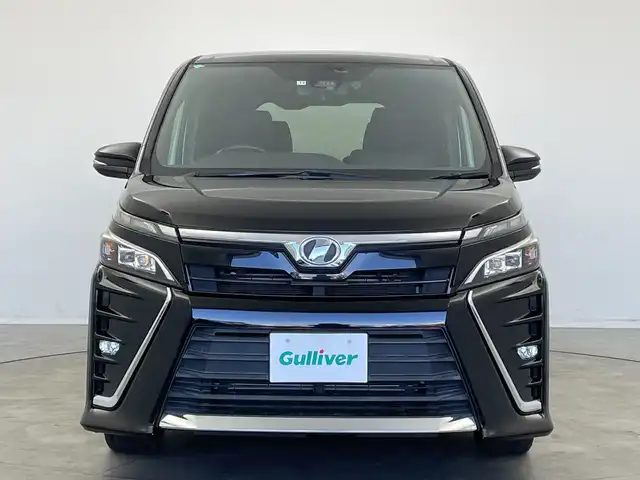 トヨタ ヴォクシー ZS 新潟県 2017(平29)年 2.2万km ブラック 純正メモリナビ【NSZT-Y66T】/　フルセグTV/Bluetooth/CD/DVD/トヨタセーフティセンスC/・プリクラッシュセーフティシステム/・レーンディパーチャーアラート/・オートマチックハイビーム/クルーズコントロール/両側パワースライドドア/ドライブレコーダー/バックモニター/ビルトインETC/アイドリングストップ/横滑り防止装置/LEDヘッドライト/レザーステアリング