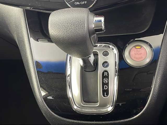 日産 セレナ HWS S HV Vセレ +SeftyⅡ 埼玉県 2016(平28)年 6.3万km ブリリアントホワイトパール 社外９インチナビ　（KENWOOD）/全方位カメラ/後席フリップダウンモニター（carrozzeria）/両側パワースライドドア/クルーズコントロール/クリアランスソナー/社外ＥＴＣ/エマージェンシーブレーキ/横滑り防止装置/衝突軽減ブレーキ/盗難防止装置/コーナーセンサー/ロールサンシェード/アイドリングストップ/オートLEDライト/フロントフォグランプ/社外フロアマット/純正アルミホイール/純正エアロ/・フロント/・リア/・サイド