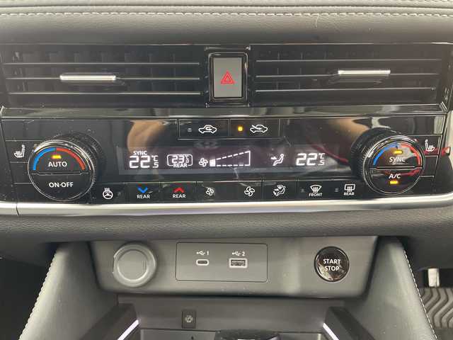 日産 エクストレイル G e－4ORCE 岐阜県 2024(令6)年 0.2万km ブリリアントホワイトパール 純正ナビ/Bluetooth/USB/AppleCarPlay/フルセグTV/アラウンドビューモニター/パノラミックガラスルーフ/プロパイロット2.0/プロパイロットパーキング/e-Pedal/インテリジェントルームミラー/エマージェンシーブレーキ/車線逸脱警報/車線逸脱防止支援システム/アダプティブヘッドライト/ソナー/標識検知機能/ヘッドアップディスプレイ/リモコンオートバックドア/ブラインドスポットインフォメーション/ハンドル支援/ステアリングヒーター/シートヒーター/ポジションメモリー/パワーシート/ワイヤレス充電器/前後ドライブレコーダー/ETC2.0/電動パーキングブレーキ/ブレーキホールド/ステアリングリモコン/ヘッドライトレベライザー/オートLEDヘッドライト/レザーシート/電動格納ミラー革巻きステアリング