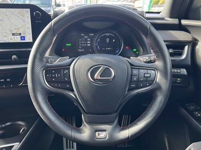 レクサス ＵＸ 250h Fスポーツ 愛知県 2022(令4)年 2.2万km グラファイトブラックガラスフレーク /禁煙車/ワンオーナー//ムーンルーフ(チルト&スライド)//12.3インチディスプレイオーディオ//コネクティッドナビ/フルセグTV//Bluetooth・USB//バックカメラ・パノラミックビューモニター//ビルトインETC2.0//赤革シート//前後ドライブレコーダー（ZDR035）//レクサスセーフティシステムプラス//プリクラッシュセーフティ//レーンディパーチャーアラート//レーントレーシングアシスト//オートマチックハイビーム//レーダークルーズコントロール/　（全車速追従機能付き）//ブラインドスポットモニター//ロードサインアシスト//先行車発進告知機能//プロアクティブドライビングアシスト//クリアランスソナー//前席パワーシート（D席ポジションメモリ付き）//前席シートヒーター//ステアリングヒーター//電動パーキング・ブレーキホールド//パワーバックドア//純正１８インチアルミ//アクティブサウンドコントロール//Fスポーツ専用フレアレッド内装//LEDオートライト//電動格納ミラーウィンカー//純正フロアマット//カードキー×1スペアキー×１//取扱説明書/新車保証書