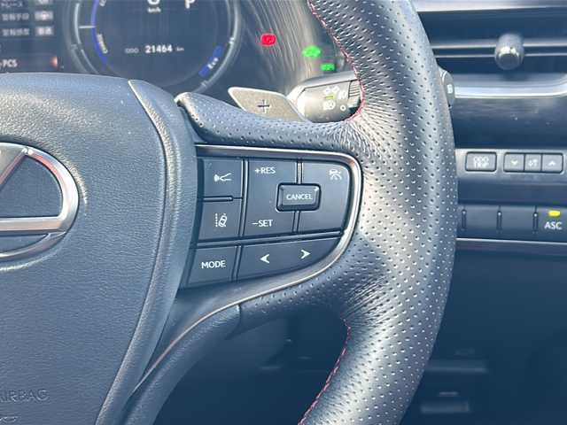 レクサス ＵＸ 250h Fスポーツ 愛知県 2022(令4)年 2.2万km グラファイトブラックガラスフレーク /禁煙車/ワンオーナー//ムーンルーフ(チルト&スライド)//12.3インチディスプレイオーディオ//コネクティッドナビ/フルセグTV//Bluetooth・USB//バックカメラ・パノラミックビューモニター//ビルトインETC2.0//赤革シート//前後ドライブレコーダー（ZDR035）//レクサスセーフティシステムプラス//プリクラッシュセーフティ//レーンディパーチャーアラート//レーントレーシングアシスト//オートマチックハイビーム//レーダークルーズコントロール/　（全車速追従機能付き）//ブラインドスポットモニター//ロードサインアシスト//先行車発進告知機能//プロアクティブドライビングアシスト//クリアランスソナー//前席パワーシート（D席ポジションメモリ付き）//前席シートヒーター//ステアリングヒーター//電動パーキング・ブレーキホールド//パワーバックドア//純正１８インチアルミ//アクティブサウンドコントロール//Fスポーツ専用フレアレッド内装//LEDオートライト//電動格納ミラーウィンカー//純正フロアマット//カードキー×1スペアキー×１//取扱説明書/新車保証書