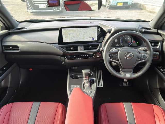 レクサス ＵＸ 250h Fスポーツ 愛知県 2022(令4)年 2.2万km グラファイトブラックガラスフレーク /禁煙車/ワンオーナー//ムーンルーフ(チルト&スライド)//12.3インチディスプレイオーディオ//コネクティッドナビ/フルセグTV//Bluetooth・USB//バックカメラ・パノラミックビューモニター//ビルトインETC2.0//赤革シート//前後ドライブレコーダー（ZDR035）//レクサスセーフティシステムプラス//プリクラッシュセーフティ//レーンディパーチャーアラート//レーントレーシングアシスト//オートマチックハイビーム//レーダークルーズコントロール/　（全車速追従機能付き）//ブラインドスポットモニター//ロードサインアシスト//先行車発進告知機能//プロアクティブドライビングアシスト//クリアランスソナー//前席パワーシート（D席ポジションメモリ付き）//前席シートヒーター//ステアリングヒーター//電動パーキング・ブレーキホールド//パワーバックドア//純正１８インチアルミ//アクティブサウンドコントロール//Fスポーツ専用フレアレッド内装//LEDオートライト//電動格納ミラーウィンカー//純正フロアマット//カードキー×1スペアキー×１//取扱説明書/新車保証書