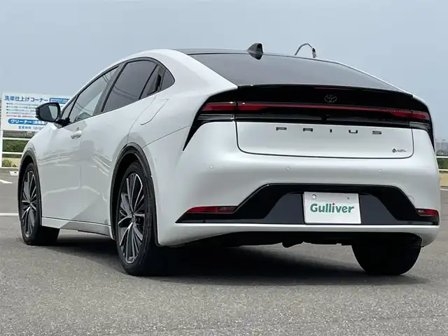 トヨタ プリウス Z 佐賀県 2023(令5)年 3.4万km プラチナホワイトパールマイカ ガラスルーフ/Toyota Safety Sense/・プリクラッシュセーフティ/・レーントレーシングアシスト/・レーンチェンジアシスト/・先行車発進告知機能/・オートマチックハイビーム/・レーダークルーズコントロール/・クリアランスソナー/・パーキングサポートブレーキ/・ロードサインアシスト/・ブラインドスポットモニター/・アドバンストパーク/純正12.3インチナビ/・フルセグTV/USB/Bluetooth/AppleCarPlay/パノラミックビューモニター/アルパインドラレコ一体型デジタルインナーミラー/電子パーキングブレーキ/AUTO　HOLD/D席パワーシート（メモリ機能付）/D＋N席シートヒーター・エアシート/ステアリングヒーター/ステアリングリモコン　/100V電源/19インチ純正アルミホイール/純正LEDヘッドライト/ETC2.0/フロアマット