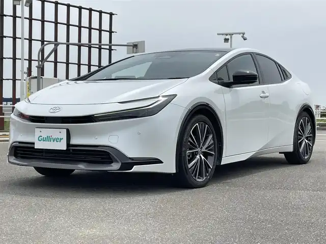 トヨタ プリウス Z 佐賀県 2023(令5)年 3.4万km プラチナホワイトパールマイカ ガラスルーフ/Toyota Safety Sense/・プリクラッシュセーフティ/・レーントレーシングアシスト/・レーンチェンジアシスト/・先行車発進告知機能/・オートマチックハイビーム/・レーダークルーズコントロール/・クリアランスソナー/・パーキングサポートブレーキ/・ロードサインアシスト/・ブラインドスポットモニター/・アドバンストパーク/純正12.3インチナビ/・フルセグTV/USB/Bluetooth/AppleCarPlay/パノラミックビューモニター/アルパインドラレコ一体型デジタルインナーミラー/電子パーキングブレーキ/AUTO　HOLD/D席パワーシート（メモリ機能付）/D＋N席シートヒーター・エアシート/ステアリングヒーター/ステアリングリモコン　/100V電源/19インチ純正アルミホイール/純正LEDヘッドライト/ETC2.0/フロアマット