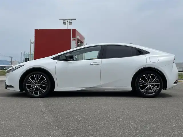 トヨタ プリウス Z 佐賀県 2023(令5)年 3.4万km プラチナホワイトパールマイカ ガラスルーフ/Toyota Safety Sense/・プリクラッシュセーフティ/・レーントレーシングアシスト/・レーンチェンジアシスト/・先行車発進告知機能/・オートマチックハイビーム/・レーダークルーズコントロール/・クリアランスソナー/・パーキングサポートブレーキ/・ロードサインアシスト/・ブラインドスポットモニター/・アドバンストパーク/純正12.3インチナビ/・フルセグTV/USB/Bluetooth/AppleCarPlay/パノラミックビューモニター/アルパインドラレコ一体型デジタルインナーミラー/電子パーキングブレーキ/AUTO　HOLD/D席パワーシート（メモリ機能付）/D＋N席シートヒーター・エアシート/ステアリングヒーター/ステアリングリモコン　/100V電源/19インチ純正アルミホイール/純正LEDヘッドライト/ETC2.0/フロアマット