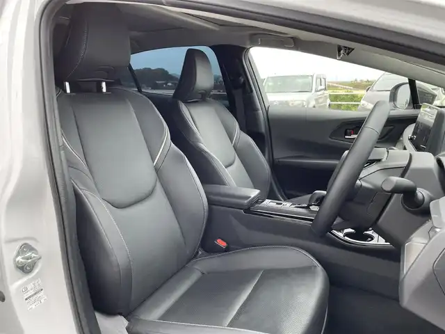 トヨタ プリウス Z 佐賀県 2023(令5)年 3.4万km プラチナホワイトパールマイカ ガラスルーフ/Toyota Safety Sense/・プリクラッシュセーフティ/・レーントレーシングアシスト/・レーンチェンジアシスト/・先行車発進告知機能/・オートマチックハイビーム/・レーダークルーズコントロール/・クリアランスソナー/・パーキングサポートブレーキ/・ロードサインアシスト/・ブラインドスポットモニター/・アドバンストパーク/純正12.3インチナビ/・フルセグTV/USB/Bluetooth/AppleCarPlay/パノラミックビューモニター/アルパインドラレコ一体型デジタルインナーミラー/電子パーキングブレーキ/AUTO　HOLD/D席パワーシート（メモリ機能付）/D＋N席シートヒーター・エアシート/ステアリングヒーター/ステアリングリモコン　/100V電源/19インチ純正アルミホイール/純正LEDヘッドライト/ETC2.0/フロアマット