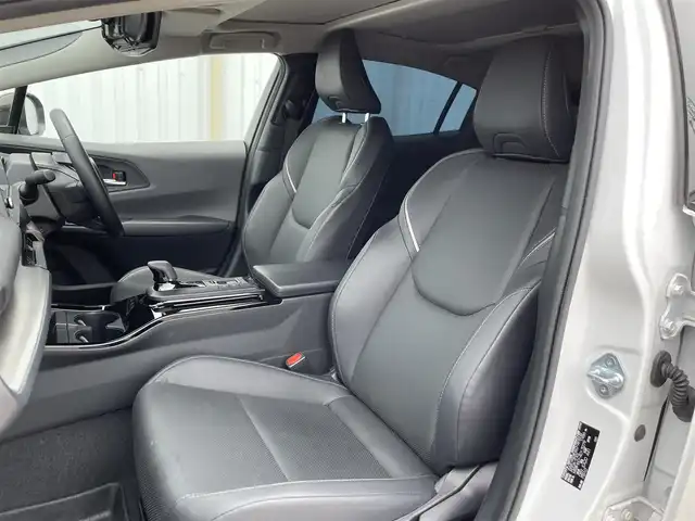 トヨタ プリウス Z 佐賀県 2023(令5)年 3.4万km プラチナホワイトパールマイカ ガラスルーフ/Toyota Safety Sense/・プリクラッシュセーフティ/・レーントレーシングアシスト/・レーンチェンジアシスト/・先行車発進告知機能/・オートマチックハイビーム/・レーダークルーズコントロール/・クリアランスソナー/・パーキングサポートブレーキ/・ロードサインアシスト/・ブラインドスポットモニター/・アドバンストパーク/純正12.3インチナビ/・フルセグTV/USB/Bluetooth/AppleCarPlay/パノラミックビューモニター/アルパインドラレコ一体型デジタルインナーミラー/電子パーキングブレーキ/AUTO　HOLD/D席パワーシート（メモリ機能付）/D＋N席シートヒーター・エアシート/ステアリングヒーター/ステアリングリモコン　/100V電源/19インチ純正アルミホイール/純正LEDヘッドライト/ETC2.0/フロアマット