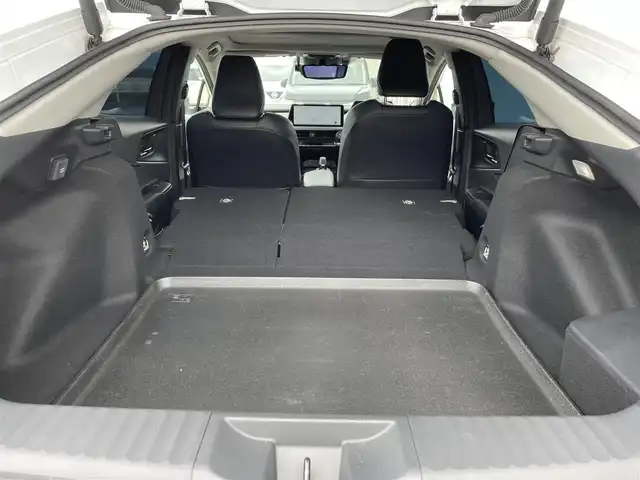 トヨタ プリウス Z 佐賀県 2023(令5)年 3.4万km プラチナホワイトパールマイカ ガラスルーフ/Toyota Safety Sense/・プリクラッシュセーフティ/・レーントレーシングアシスト/・レーンチェンジアシスト/・先行車発進告知機能/・オートマチックハイビーム/・レーダークルーズコントロール/・クリアランスソナー/・パーキングサポートブレーキ/・ロードサインアシスト/・ブラインドスポットモニター/・アドバンストパーク/純正12.3インチナビ/・フルセグTV/USB/Bluetooth/AppleCarPlay/パノラミックビューモニター/アルパインドラレコ一体型デジタルインナーミラー/電子パーキングブレーキ/AUTO　HOLD/D席パワーシート（メモリ機能付）/D＋N席シートヒーター・エアシート/ステアリングヒーター/ステアリングリモコン　/100V電源/19インチ純正アルミホイール/純正LEDヘッドライト/ETC2.0/フロアマット