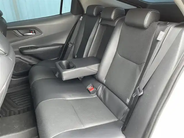 トヨタ プリウス Z 佐賀県 2023(令5)年 3.4万km プラチナホワイトパールマイカ ガラスルーフ/Toyota Safety Sense/・プリクラッシュセーフティ/・レーントレーシングアシスト/・レーンチェンジアシスト/・先行車発進告知機能/・オートマチックハイビーム/・レーダークルーズコントロール/・クリアランスソナー/・パーキングサポートブレーキ/・ロードサインアシスト/・ブラインドスポットモニター/・アドバンストパーク/純正12.3インチナビ/・フルセグTV/USB/Bluetooth/AppleCarPlay/パノラミックビューモニター/アルパインドラレコ一体型デジタルインナーミラー/電子パーキングブレーキ/AUTO　HOLD/D席パワーシート（メモリ機能付）/D＋N席シートヒーター・エアシート/ステアリングヒーター/ステアリングリモコン　/100V電源/19インチ純正アルミホイール/純正LEDヘッドライト/ETC2.0/フロアマット