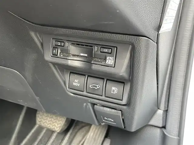 トヨタ プリウス Z 佐賀県 2023(令5)年 3.4万km プラチナホワイトパールマイカ ガラスルーフ/Toyota Safety Sense/・プリクラッシュセーフティ/・レーントレーシングアシスト/・レーンチェンジアシスト/・先行車発進告知機能/・オートマチックハイビーム/・レーダークルーズコントロール/・クリアランスソナー/・パーキングサポートブレーキ/・ロードサインアシスト/・ブラインドスポットモニター/・アドバンストパーク/純正12.3インチナビ/・フルセグTV/USB/Bluetooth/AppleCarPlay/パノラミックビューモニター/アルパインドラレコ一体型デジタルインナーミラー/電子パーキングブレーキ/AUTO　HOLD/D席パワーシート（メモリ機能付）/D＋N席シートヒーター・エアシート/ステアリングヒーター/ステアリングリモコン　/100V電源/19インチ純正アルミホイール/純正LEDヘッドライト/ETC2.0/フロアマット